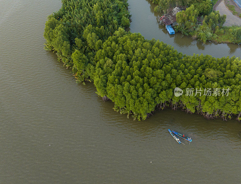 在金茅省的Thi Tuong泻湖，一位农民划着独木舟捕鱼